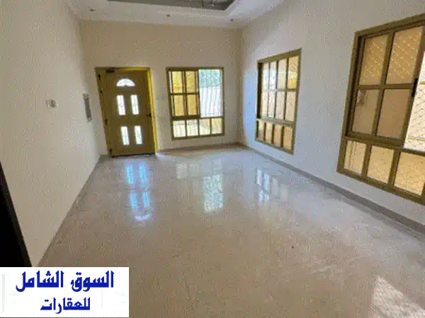 للإيجار فيلا دورين في منطقة المويهات. الطابق العلوي:...