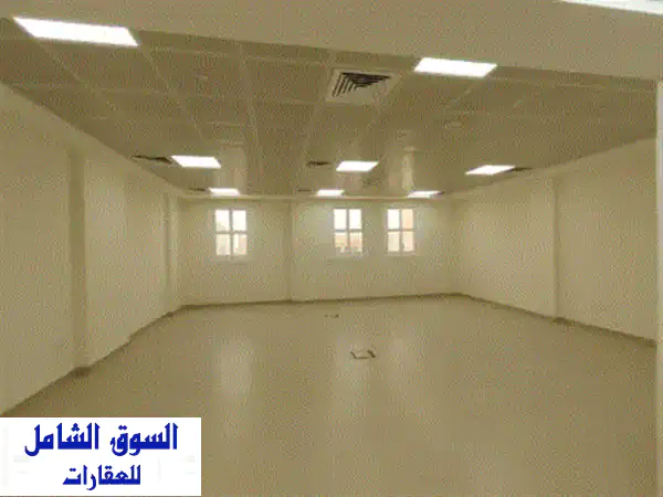 مكتب للإيجار في العين وسط المدينة مكيف مركزي المساحة 83 متر موقف سيارة مبنى حديث الإيجار 50000 درهم