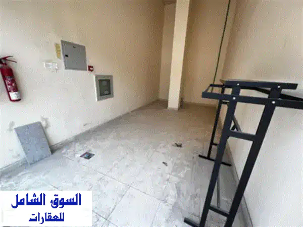 محل موقع مميز في الراشدية 3 أمام جراند مول للإيجار السنوي. باركينج متوفر، مساحة كبيرة. الإيجار 25 ...