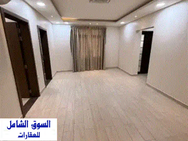 شقة فاخرة نصف مفروشة للإيجار في منطقة توبلي، تتكون من ثلاث غرف نوم وحمامين ومطبخ وصالة ومصعد وموقف ...
