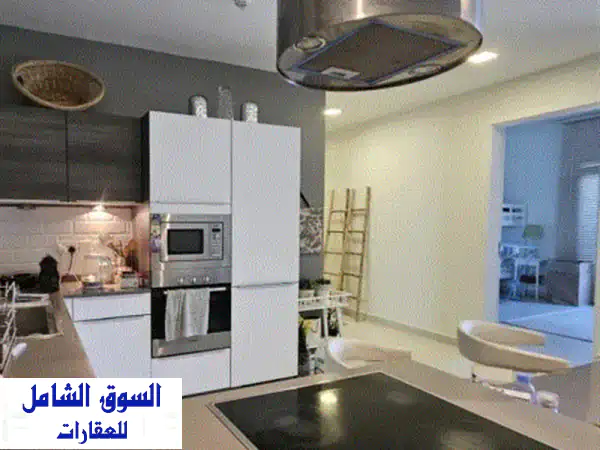 فرصة ذهبية بالجنبية! شقة عصرية راقية للبيع، 4 غرف نوم، نصف مفروشة مع مواقف ومصعد 4