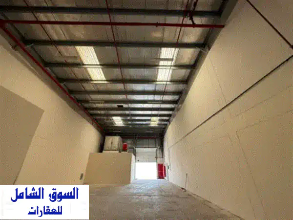 مستودع مميز للإيجار بالمنطقة الصناعية 18 | 2000 قدم مربع | موقع استراتيجي لأعمالك 2