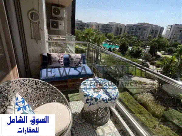 شقة فاخرة للبيع في جاليريا مون فالي بإطلالة مباشرة على حمام السباحة الدور الثاني نصف مفروشة بتشطيبات فاخرة ومطبخ أمريكي وغرفة ملابس وجراج ومخزن 3