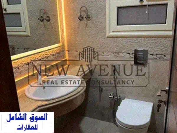 شقة مفروشة بمساحة ٢٨٠ متر مربع بإطلالة مفتوحة في منطقة النرجس، القاهرة الجديدة، مع مطبخ وأجهزة إلكترونية، تقع في الطابق الثاني، وتضم ٣ غرف نوم و٣ حمام 4