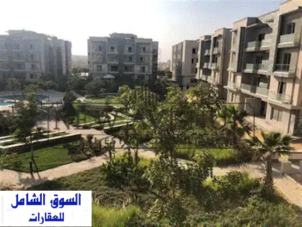 شقة فاخرة للبيع في جاليريا مون فالي بإطلالة مباشرة على حمام السباحة الدور الثاني نصف مفروشة بتشطيبات فاخرة ومطبخ أمريكي وغرفة ملابس وجراج ومخزن 2