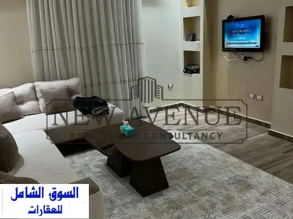 شقة مفروشة بمساحة ٢٨٠ متر مربع بإطلالة مفتوحة في منطقة النرجس، القاهرة الجديدة، مع مطبخ وأجهزة إلكترونية، تقع في الطابق الثاني، وتضم ٣ غرف نوم و٣ حمام
