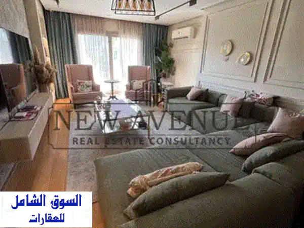 شقة فاخرة للبيع في جاليريا مون فالي بإطلالة مباشرة على حمام السباحة الدور الثاني نصف مفروشة بتشطيبات فاخرة ومطبخ أمريكي وغرفة ملابس وجراج ومخزن 4
