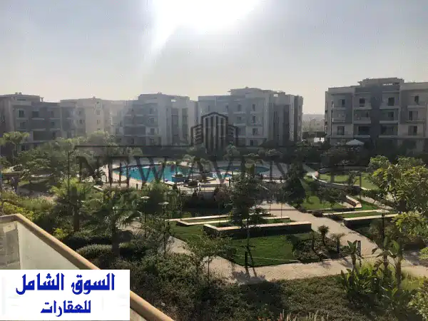 شقة فاخرة للبيع في جاليريا مون فالي بإطلالة مباشرة على حمام السباحة الدور الثاني نصف مفروشة بتشطيبات فاخرة ومطبخ أمريكي وغرفة ملابس وجراج ومخزن
