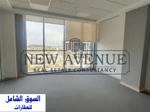 مكتب 96 متر ب CFC متشطب بالكامل ومقسم 3 غرف واجهات زجاجية اطلالة على البلازا