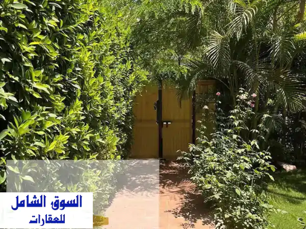 فرصة ذهبية: تاون فيلا للبيع بنصف سعرها في القاهرة الجديدة | 4 غرف ماستر، جاردن ورووف فاخر