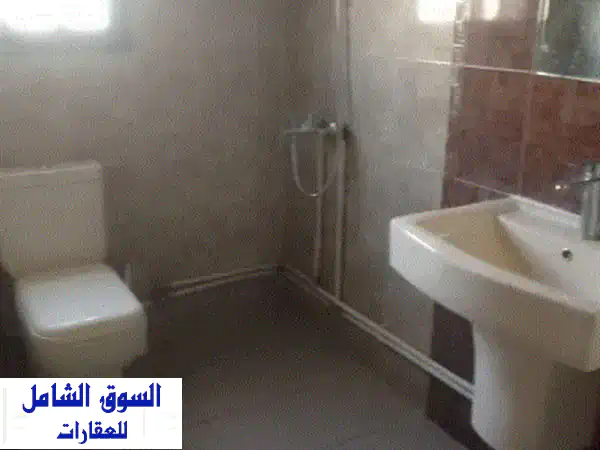 شقة كبيرة للإيجار مع الكهرباء في الرفاع الحجيات، تتكون من غرفتي نوم وصالة ومطبخ وحمامين وموقف ... 2