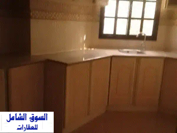 شقة كبيرة للإيجار مع الكهرباء في الرفاع الحجيات، تتكون من غرفتي نوم وصالة ومطبخ وحمامين وموقف ... 4