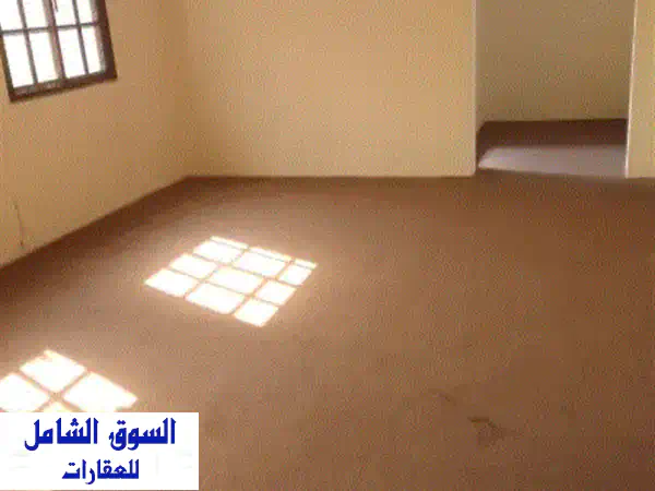 شقة كبيرة للإيجار مع الكهرباء في الرفاع الحجيات، تتكون من غرفتي نوم وصالة ومطبخ وحمامين وموقف ...