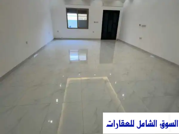 للإيجار دور ارضي بيان مع حوش كبير 3 غرف ماستر في حولي
