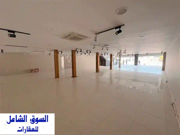 للإيجار السنوي معرض في الصناعية 4 على شارع عام مباشر، بمساحة 7500 قدم مربع، تشطيب جديد، ويضم مكاتب، ...