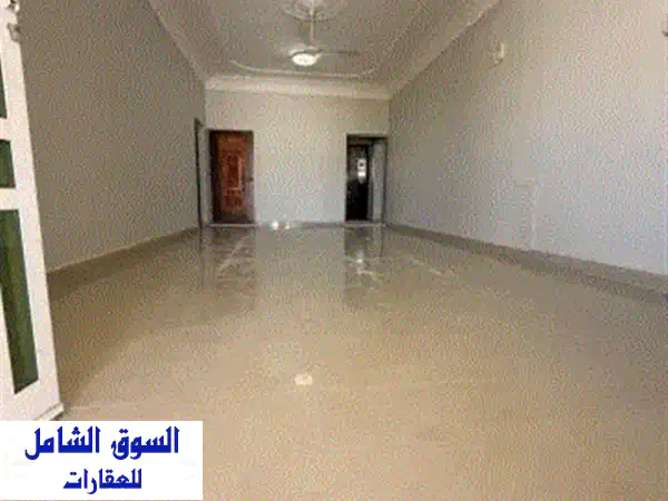 للإيجار بيت عربي في منطقة الحميدية، قريب من جميع الخدمات. طابق أرضي مكوّن من خمس غرف + مجلس + مطبخ ... 4