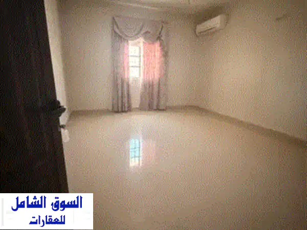للإيجار بيت عربي في منطقة الحميدية، قريب من جميع الخدمات. طابق أرضي مكوّن من خمس غرف + مجلس + مطبخ ... 3