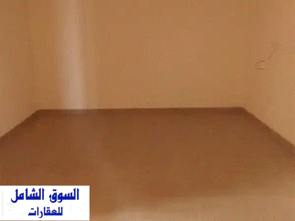 شقة كبيرة للإيجار مع الكهرباء في الرفاع الحجيات، تتكون من غرفتي نوم وصالة ومطبخ وحمامين وموقف ... 3