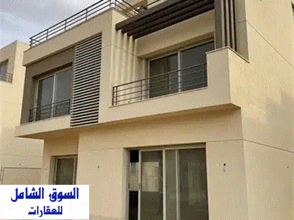فيلا  للبيع استلام فوري  باطلاله علي اللاندسكيب في موقع مميز جدا في كومباوند بالم هيلز القاهرة الجديدة  القاهرة الجديدة