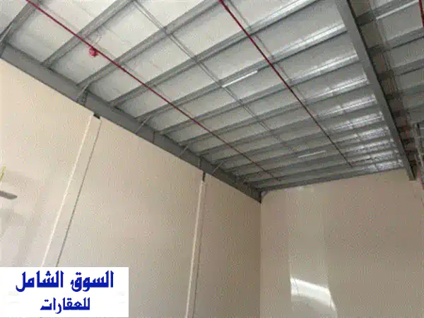 مستودع للإيجار السنوي بأم القيوين: مساحة 2400 قدم بسعر 40 درهم/قدم - فرصة استثمارية مميزة!