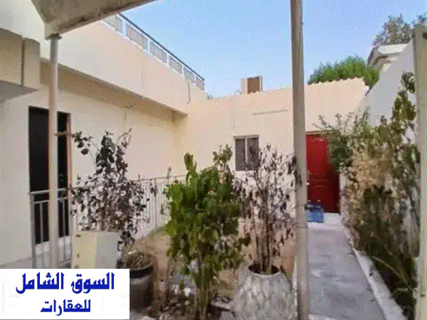 فيلا استثمارية للإيجار  القادسية، الشارقة فيلا على زاوية شارعين بمساحة أرض 8000 قدم، تضم 3 شقق ... 4